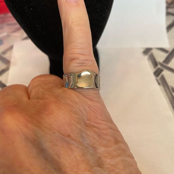 HAMMERED SILVERTONE RESIZABLE RING - Picture 1 of 3